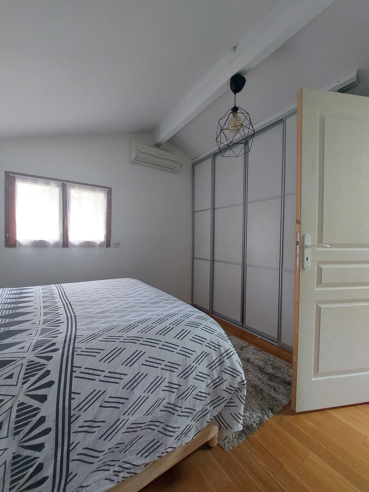 Lit double et grande penderie de la chambre blanche