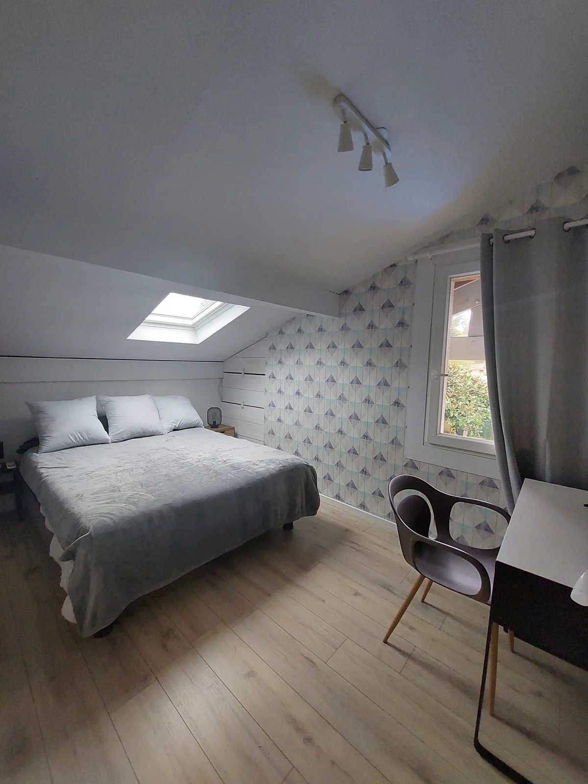 Chambre bleue à l’étage avec lit de 160 × 200 cm