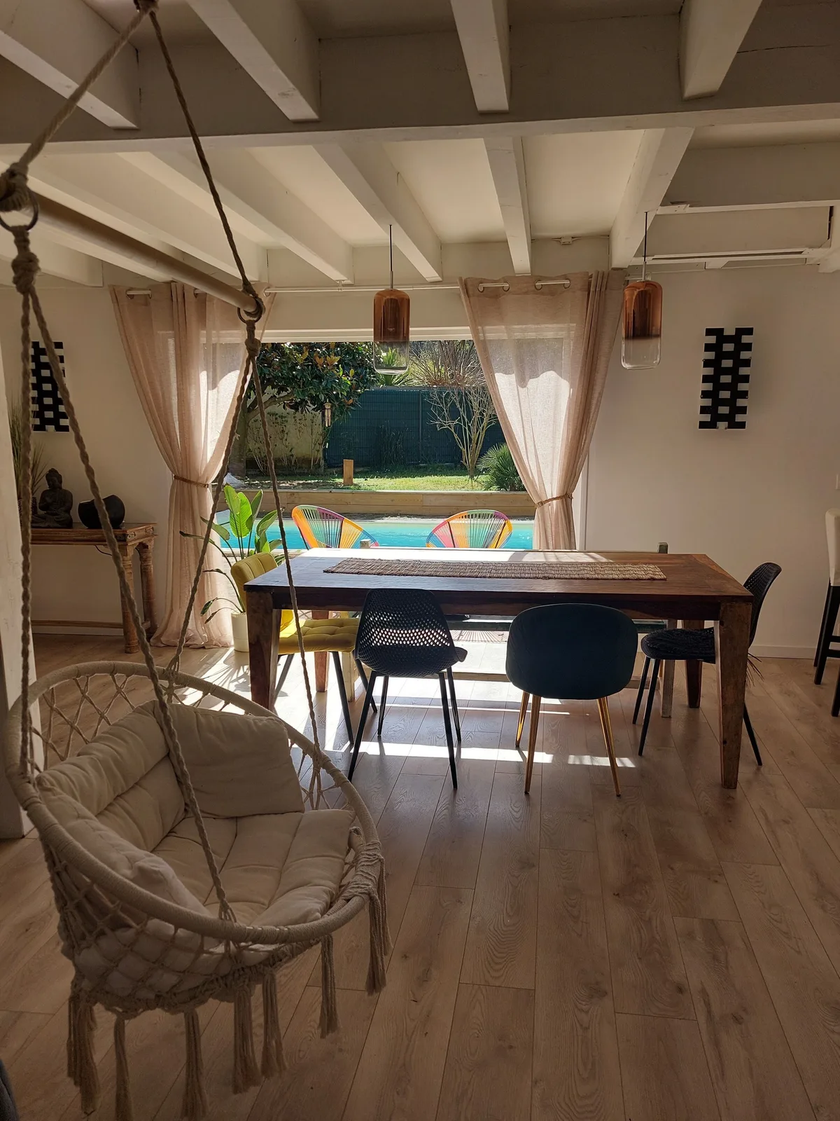 Espace repas lumineux de la Villa Magopajo