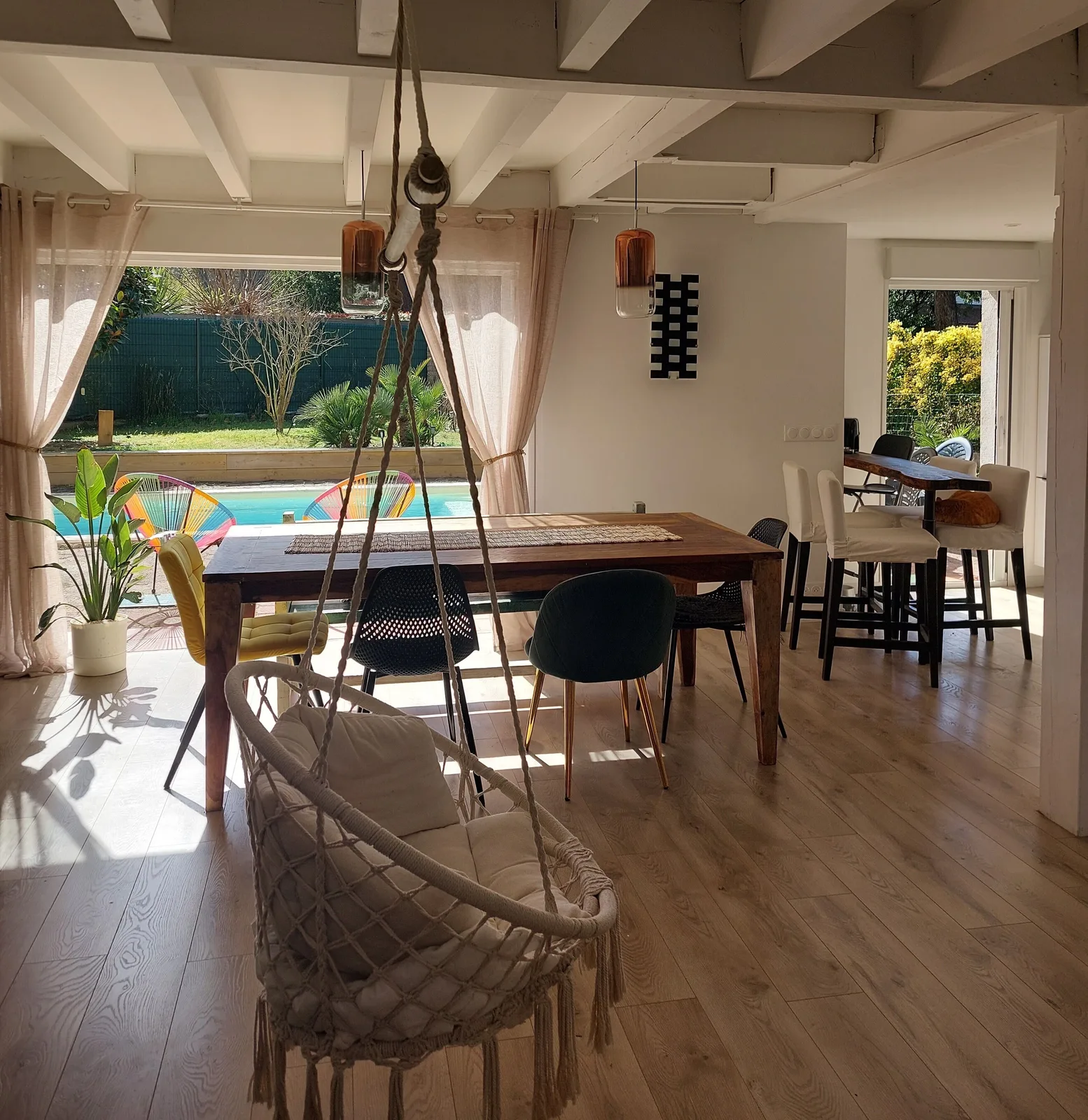 Salle à manger ouverte sur le jardin et la piscine