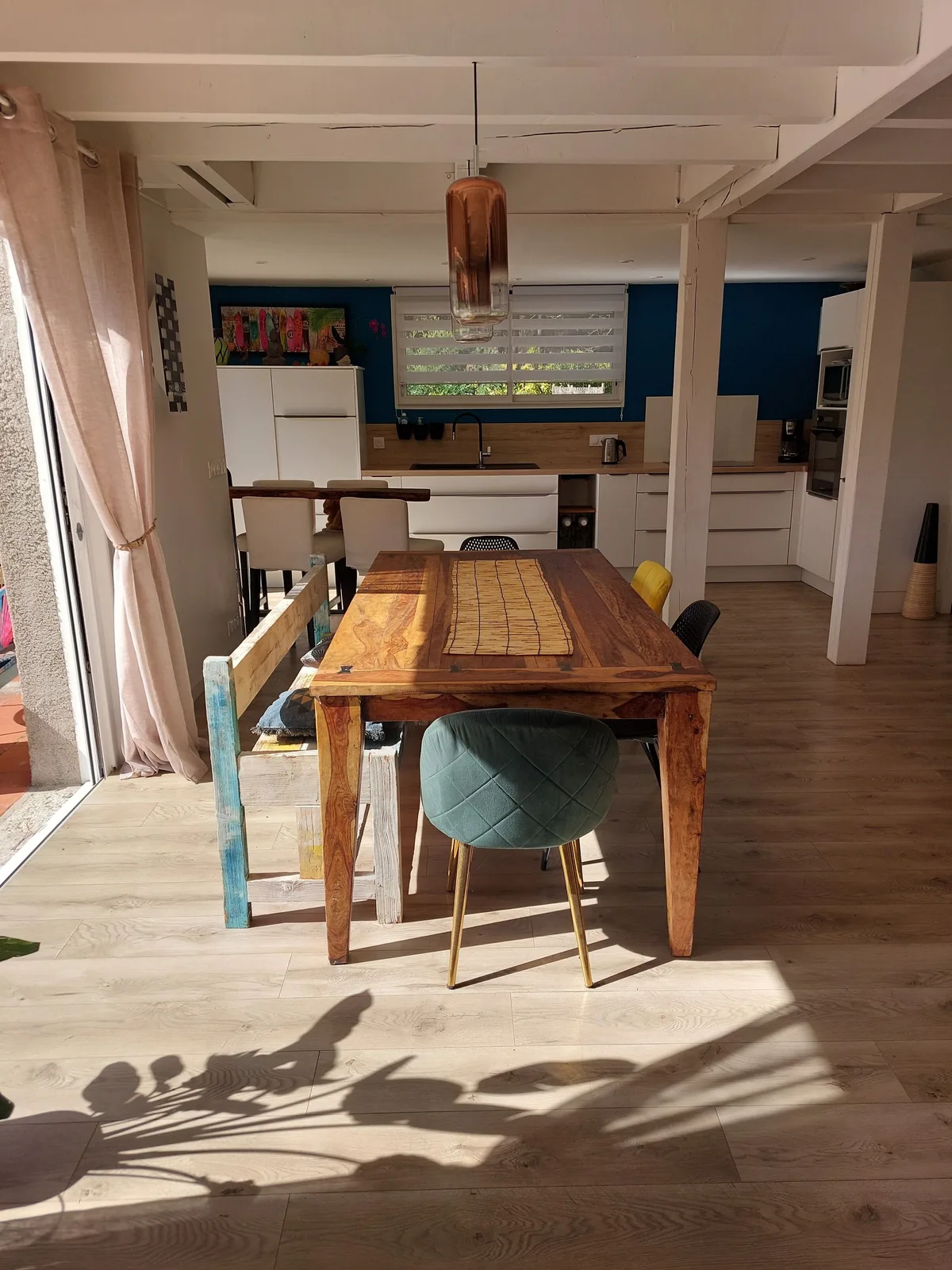 Table de salle à manger et cuisine ouverte