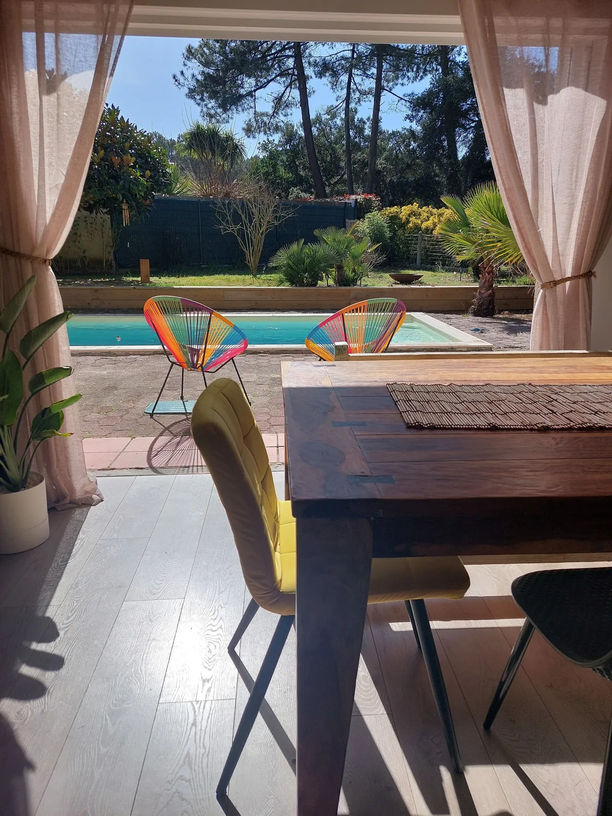 Salle à manger donnant sur la terrasse et la piscine