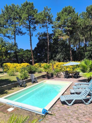Piscine privée et jardin arboré de la Villa Magopajo