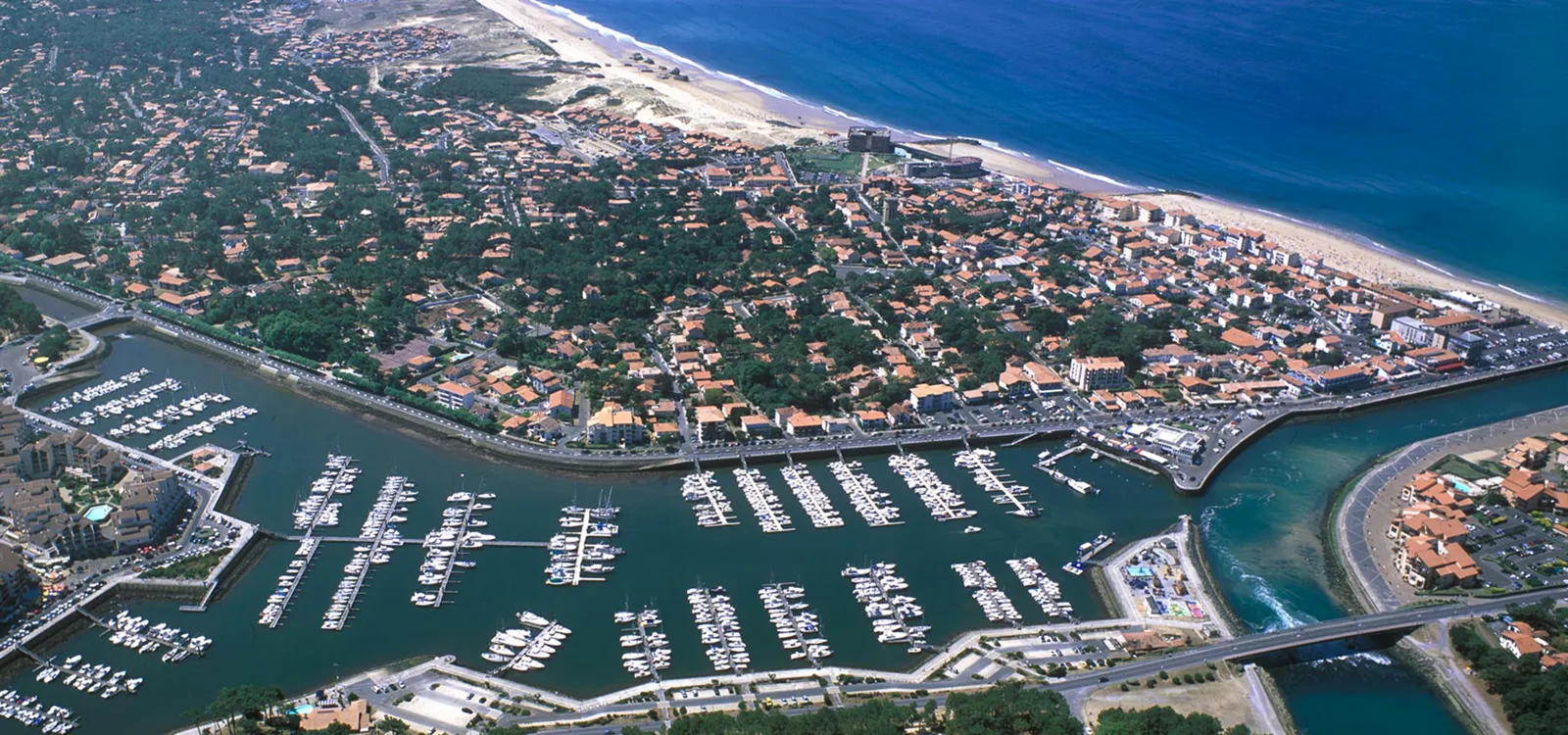 Vue aérienne du port et du front de mer de Capbreton