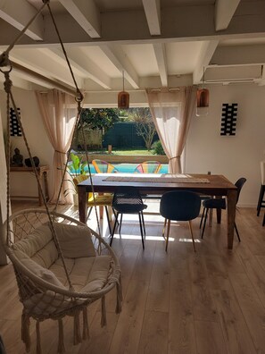 Salle à manger lumineuse de la Villa Magopajo